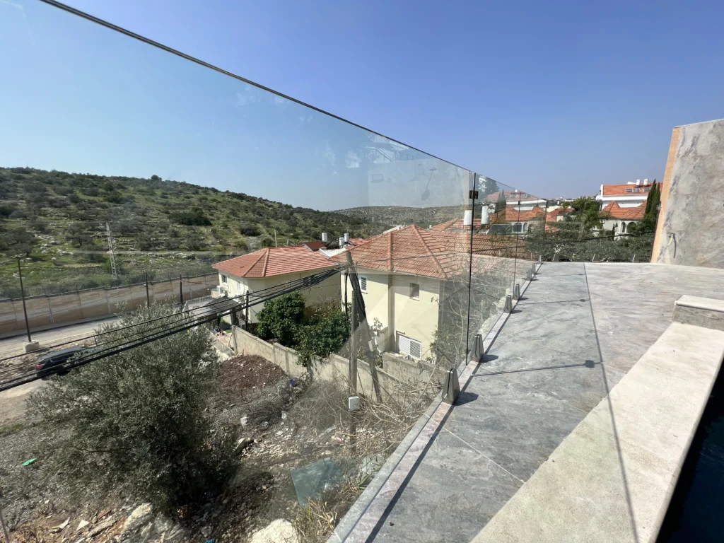מעקה, מעקות, מעקה זכוכית למרפסת, מעקה זכוכית לבריכה, מעקה זכוכית למדרגות, מעקה זכוכית