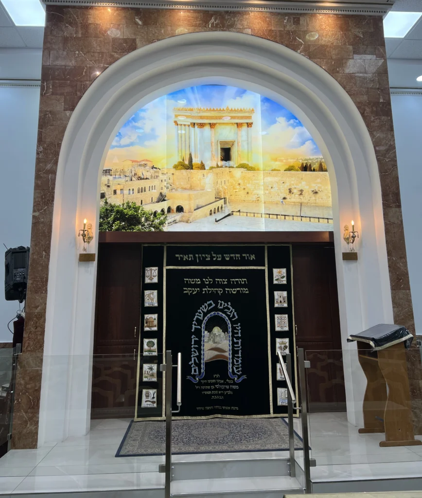 זכוכיות מודפסות לויטראז, הדפסה קרמית , פרויקטים בזכוכית, חיפוי זכוכית, ויטראג׳ לבתי כנסת, ויטראג׳ לבית כנסת