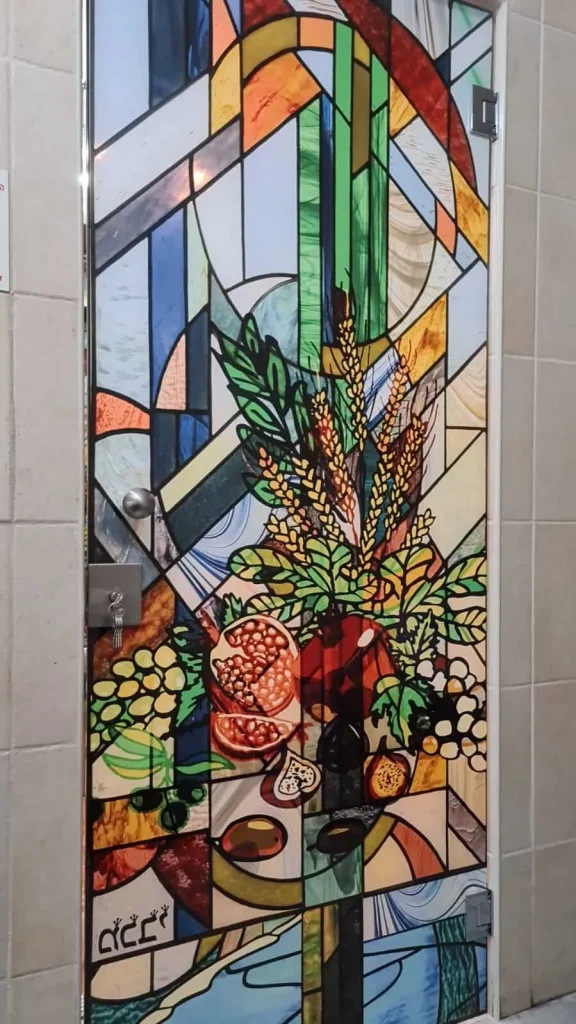 דלת זכוכית עם הדפס ויטראז צבעוני של פירות ודוגמת צמחייה, מתאימה לעיצוב פנים מודרני.זכוכית לפיר מעלית, חיפוי זכוכית למעלית, מעלית זכוכית