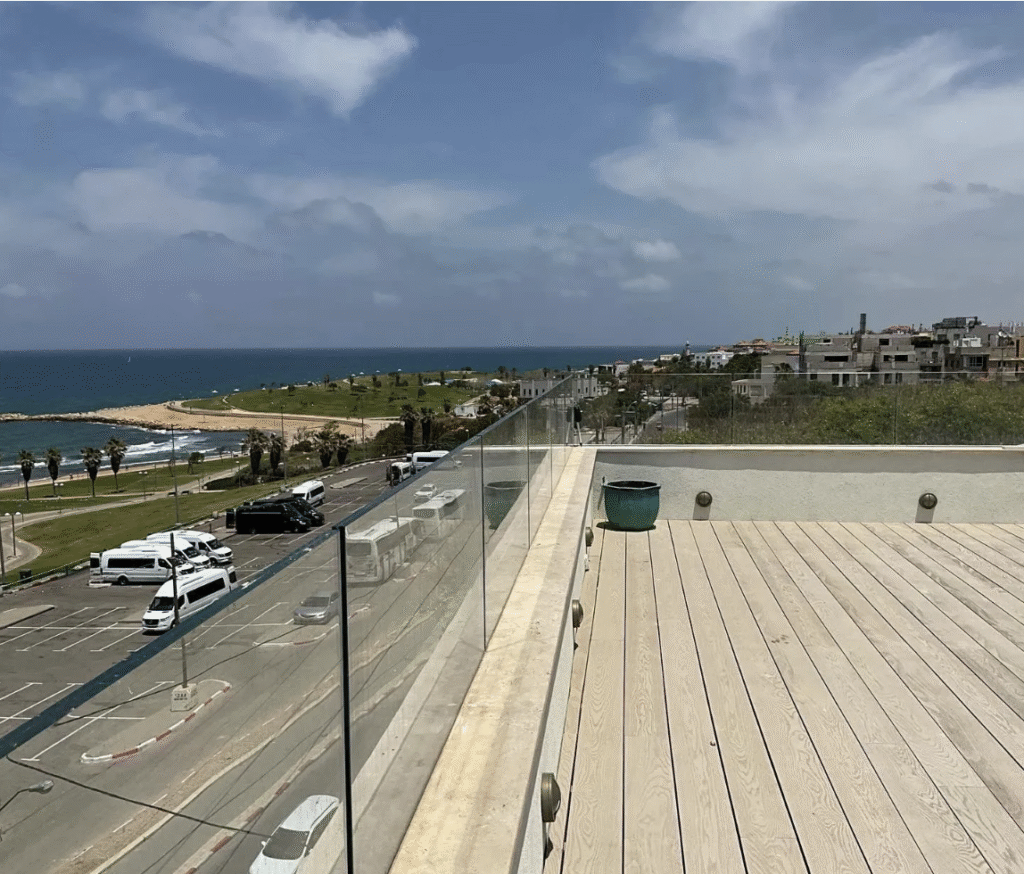 מעקה זכוכית, מעקות זכוכית