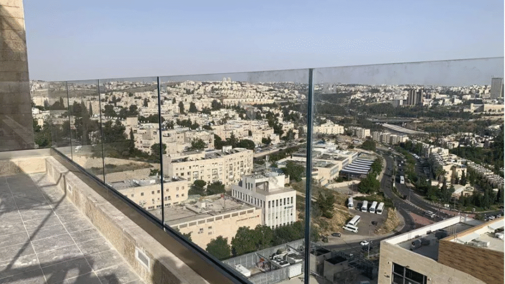 מעקות זכוכית, מעקות זכוכית למרפסת, מעקה זכוכית