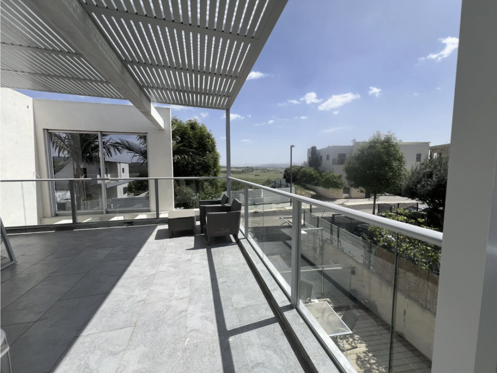 מעקות זכוכית, מעקות זכוכית למרפסת, מעקה זכוכית