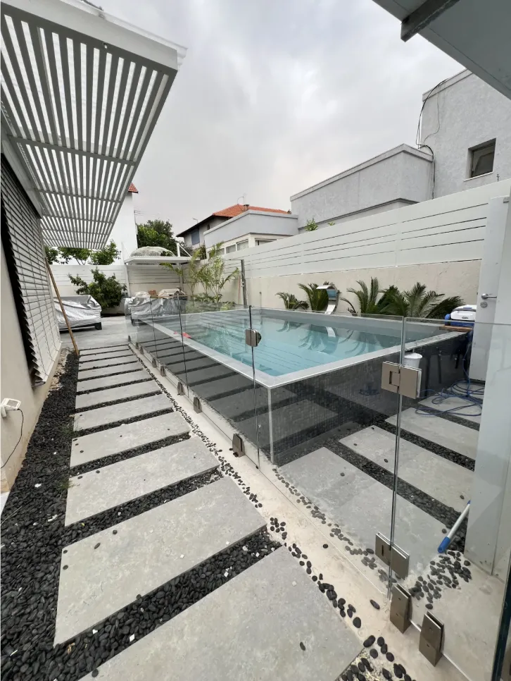 מעקות זכוכית לבריכה, המדריך המלא להתקנה מקצועית ובטוחה, מעקה זכוכית, מעקות זכוכית