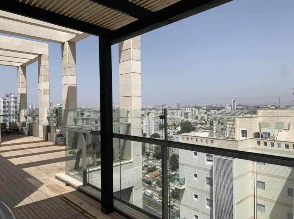 הגבהה למעקה מרפסת, מרפסת בטוחה לילדים, מעקות זכוכית למרפסת